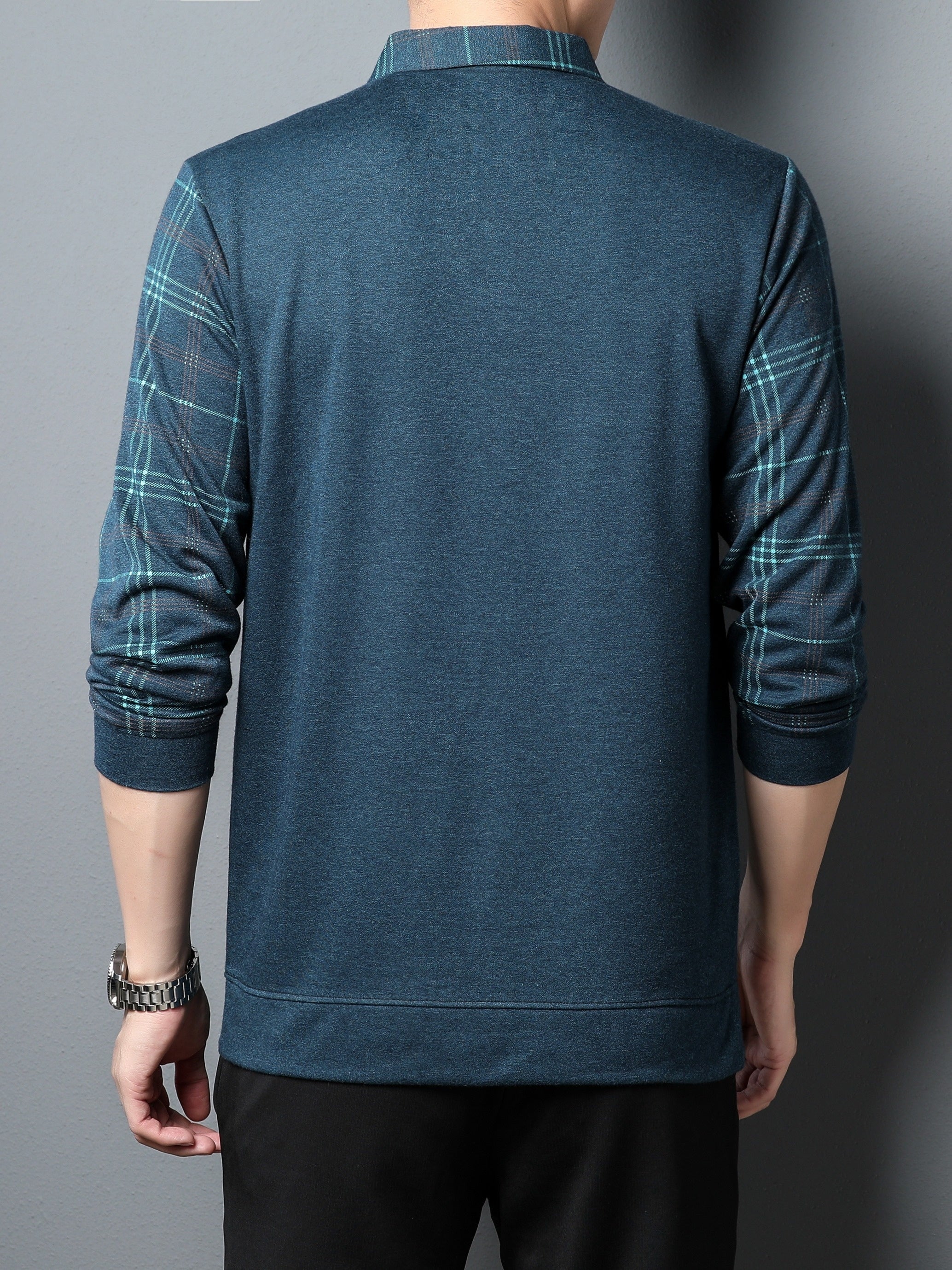 klassischer ärmelloser blauer Pullover