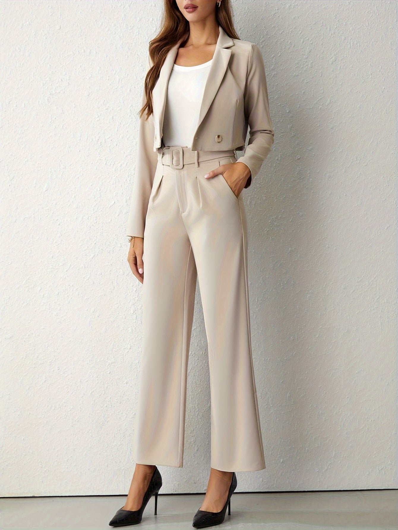 Eleganter beigefarbener Reversblazer und Hose mit geradem Bein