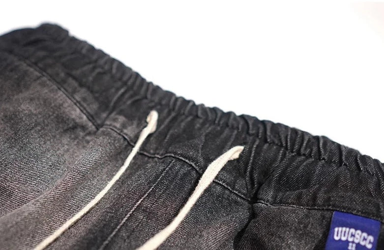 Zerrissene übergroße schwarze Jeans