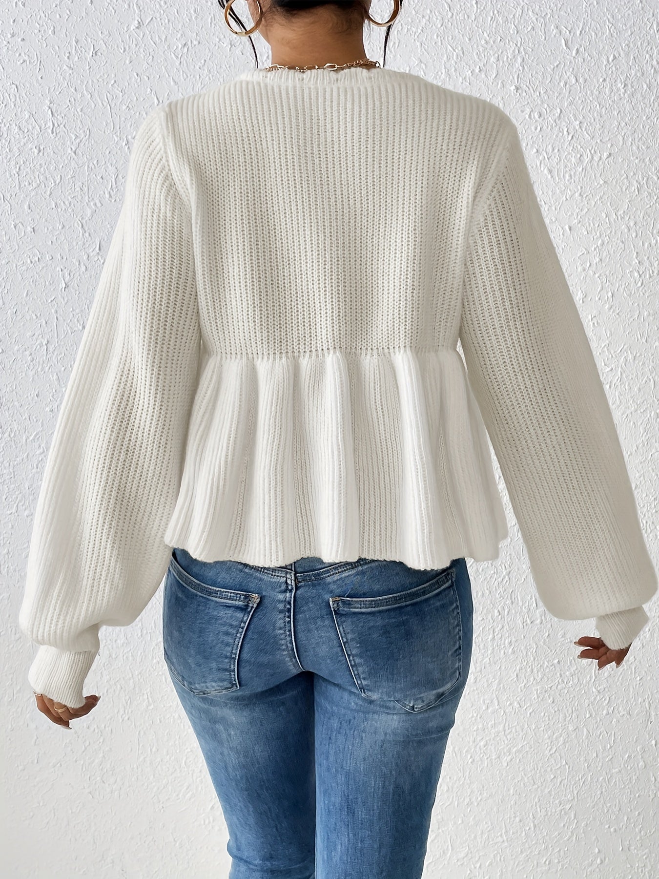 Weißer Pullover mit Kordelzug am Rüschensaum