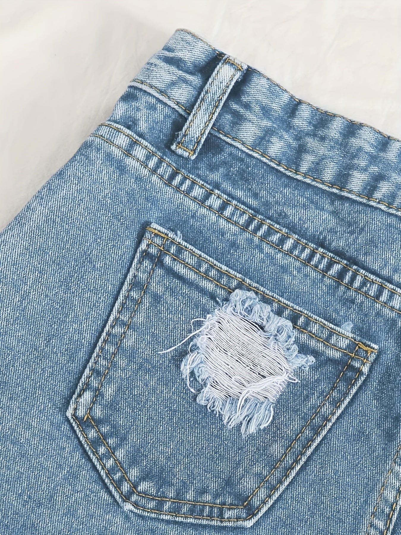 Himmelblaue Denim Shorts mit ausgefranstem Saum und Rissen