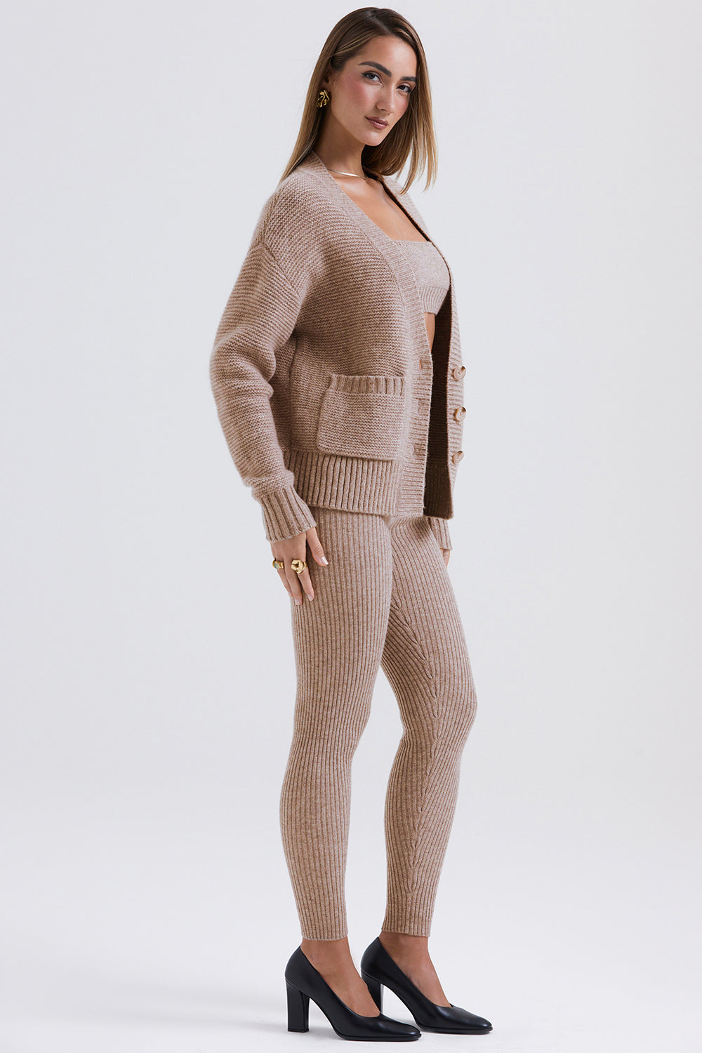 Grober Barley Cardigan aus Naturwolle mit Bralette und Leggings