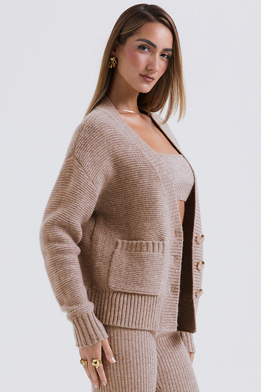 Grober Barley Cardigan aus Naturwolle mit Bralette und Leggings