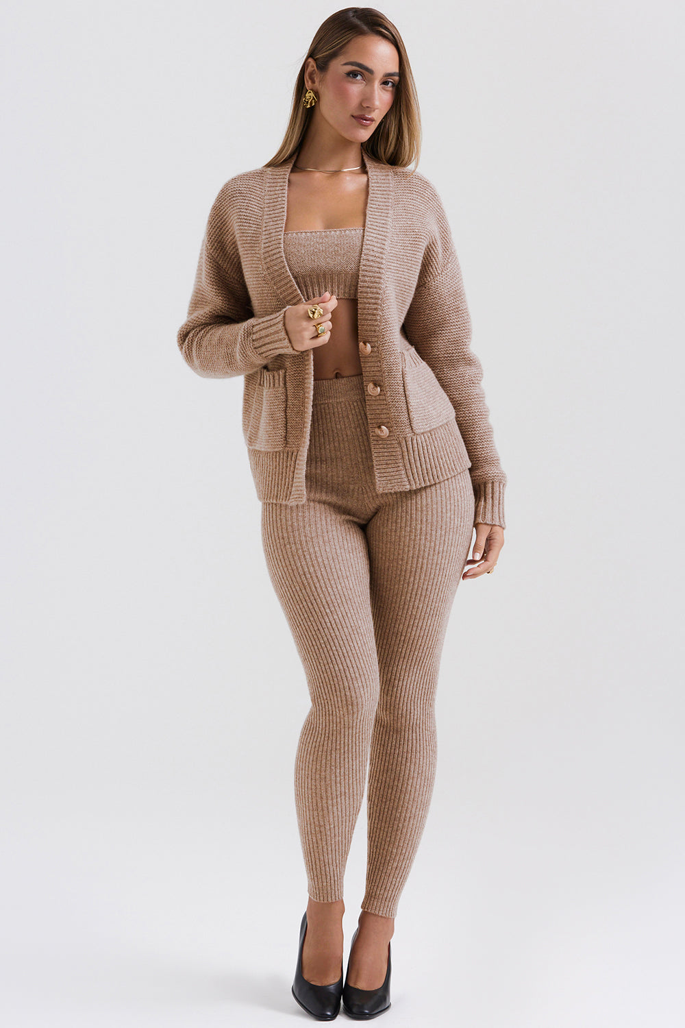 Grober Barley Cardigan aus Naturwolle mit Bralette und Leggings