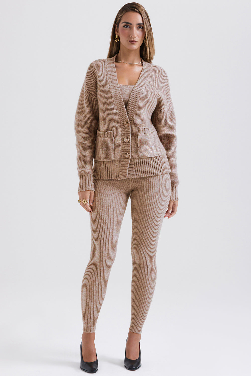 Grober Barley Cardigan aus Naturwolle mit Bralette und Leggings