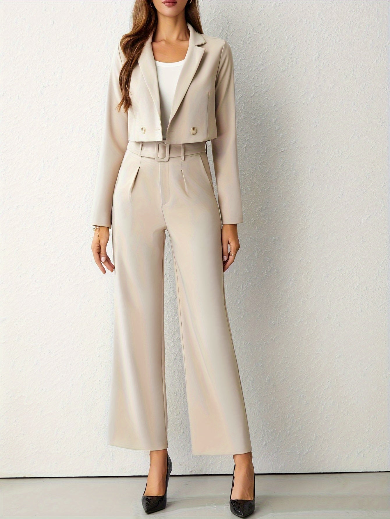 Eleganter beigefarbener Reversblazer und Hose mit geradem Bein