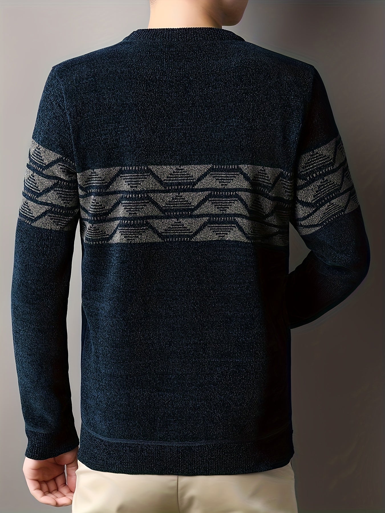 Schlanker Strickpullover mit ethnischem Muster