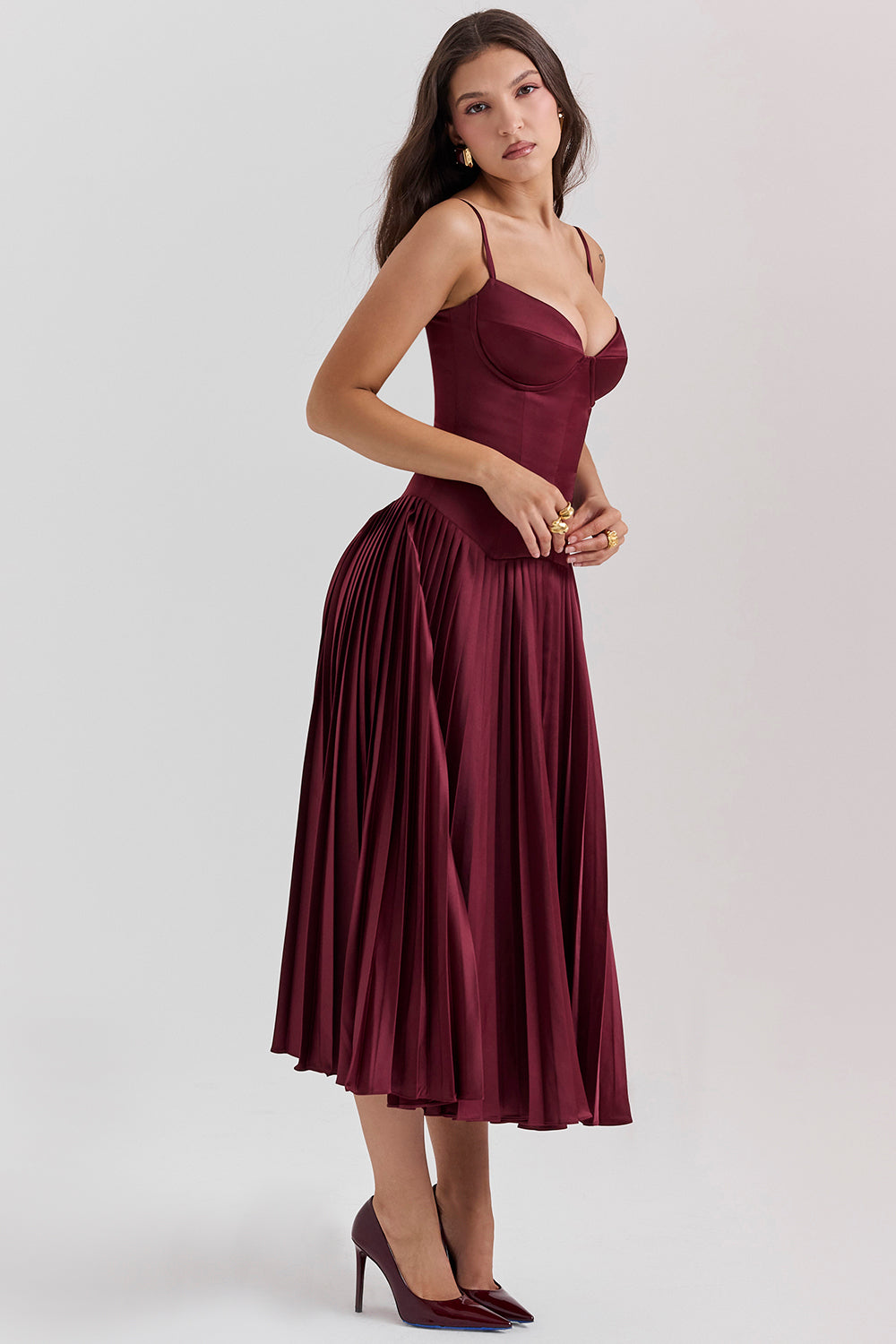 Weinrotes plissiertes Midikleid aus Satin