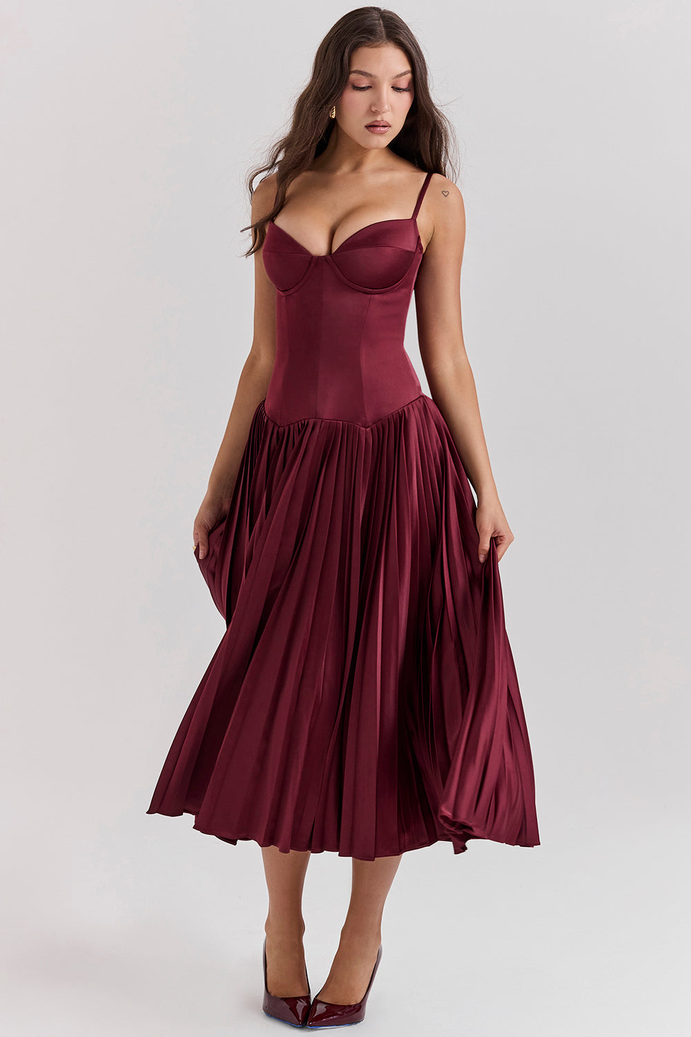 Weinrotes plissiertes Midikleid aus Satin