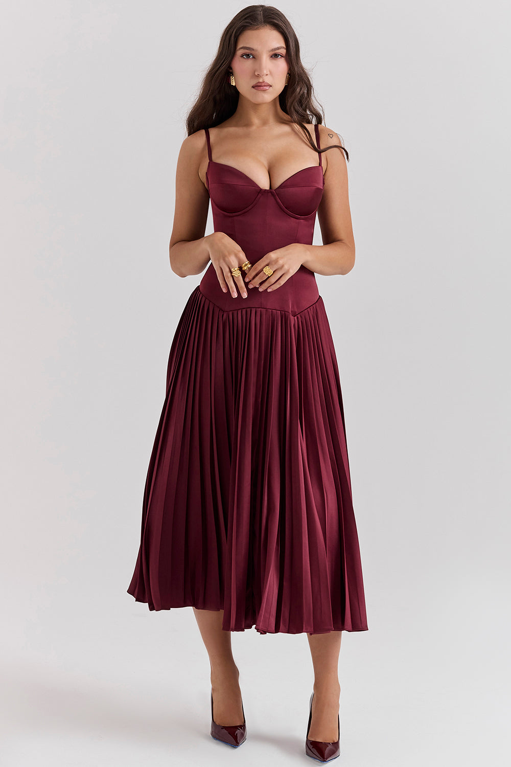 Weinrotes plissiertes Midikleid aus Satin