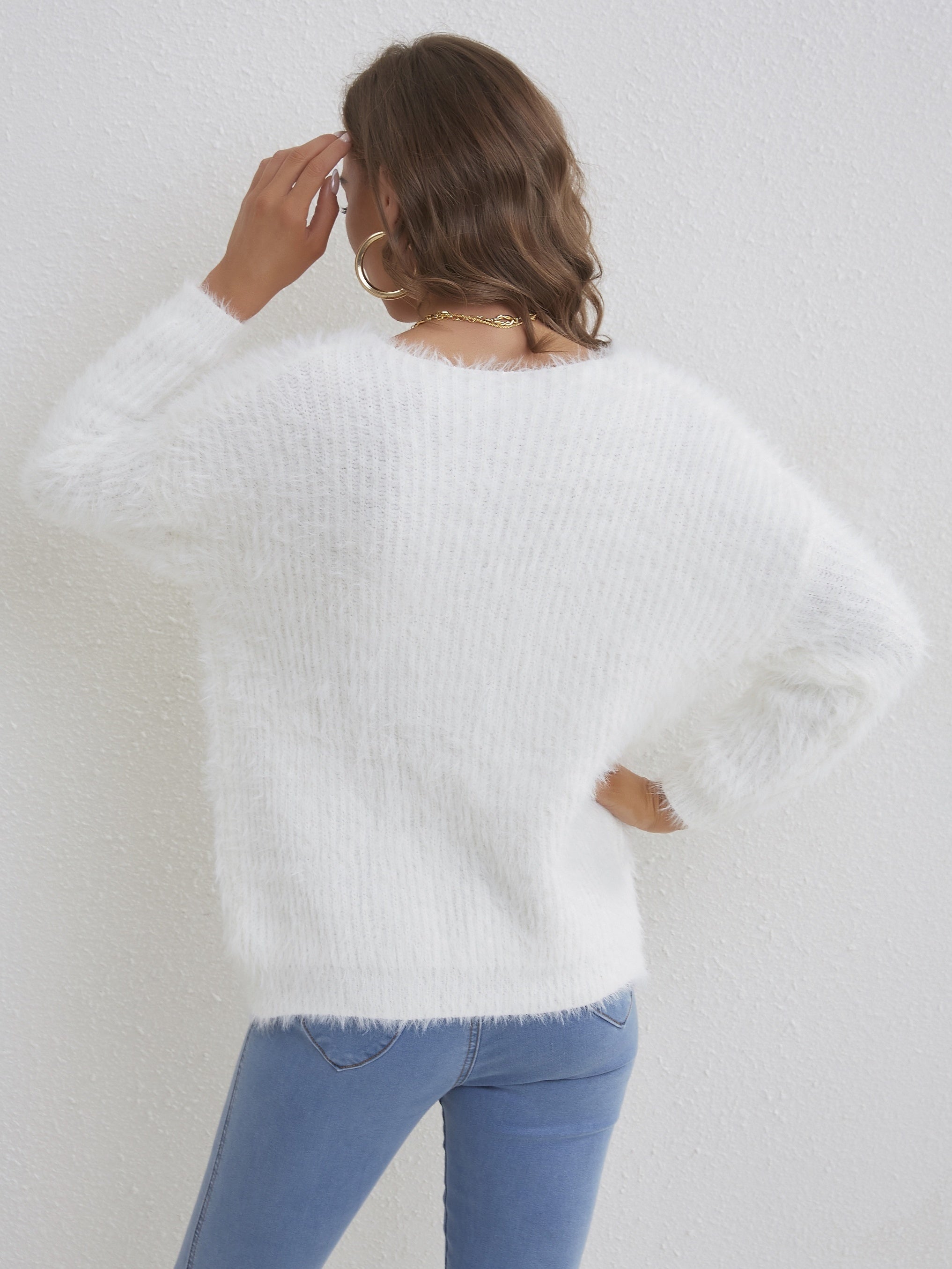 Weißer Fuzzy Strickpullover