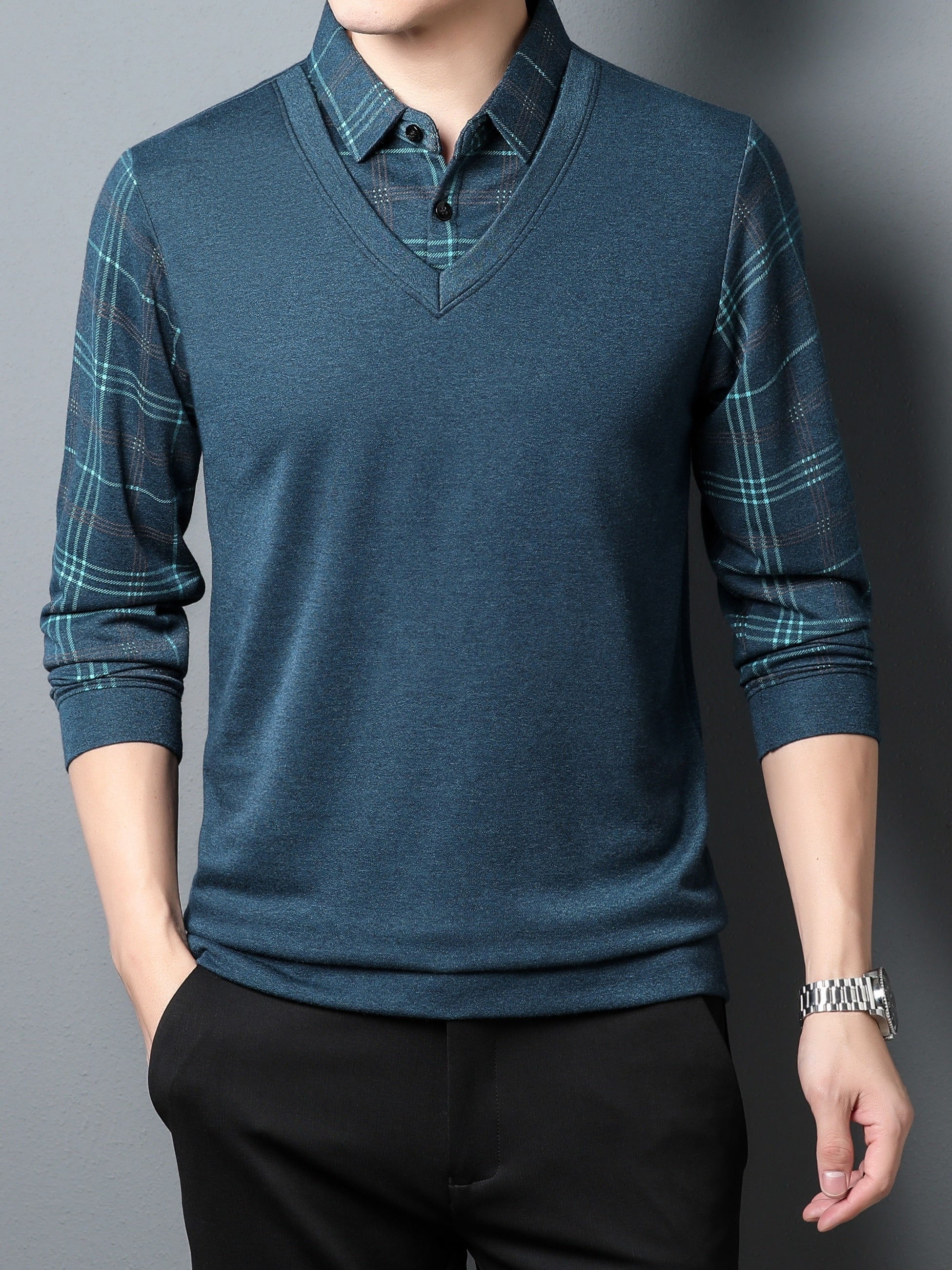 klassischer ärmelloser blauer Pullover