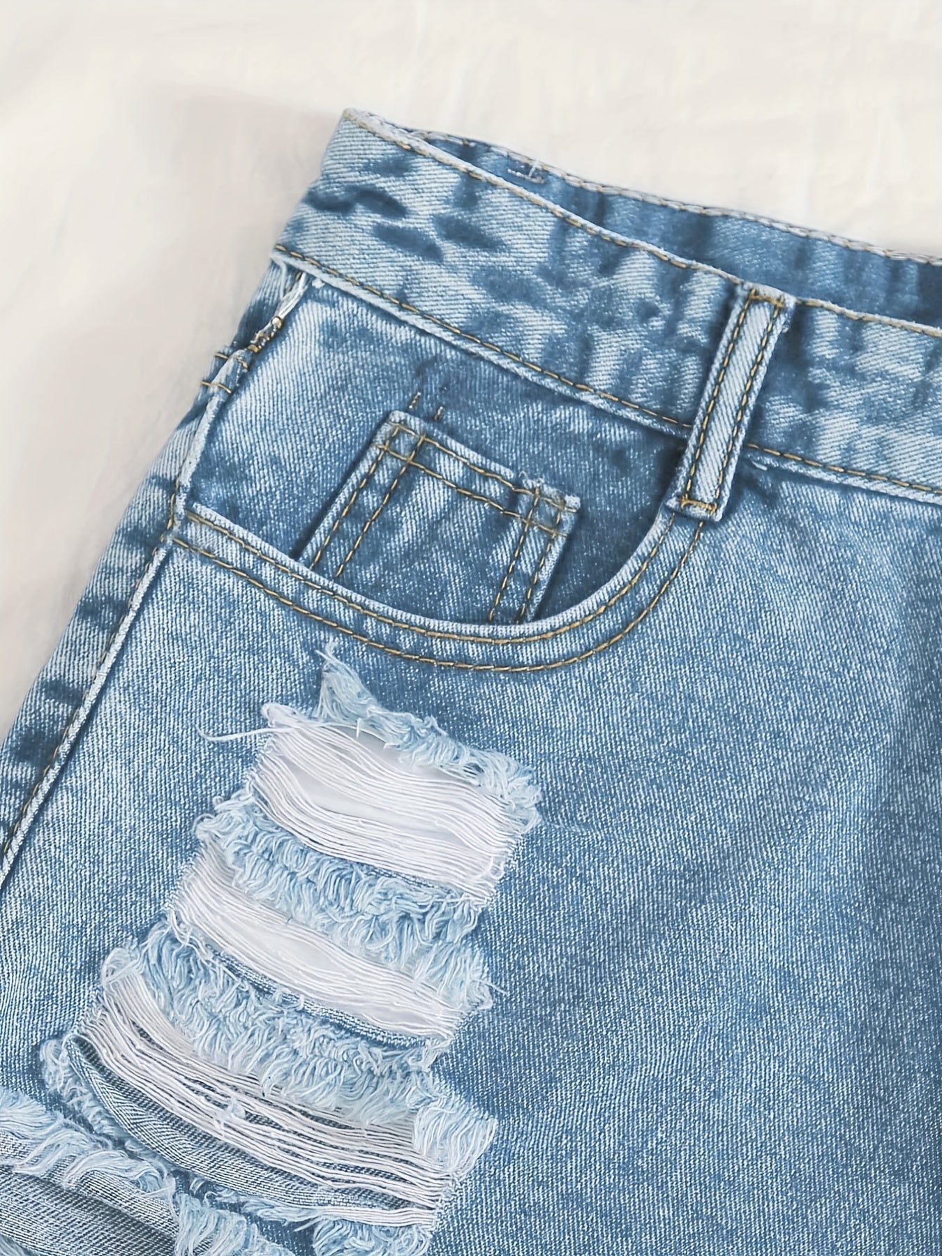 Himmelblaue Denim Shorts mit ausgefranstem Saum und Rissen