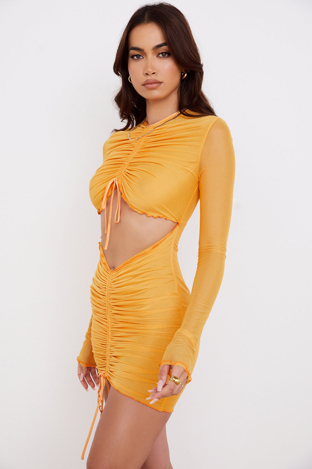 Orangefarbenes Minikleid aus Mesh mit langen Ärmeln und Rüschenausschnitt