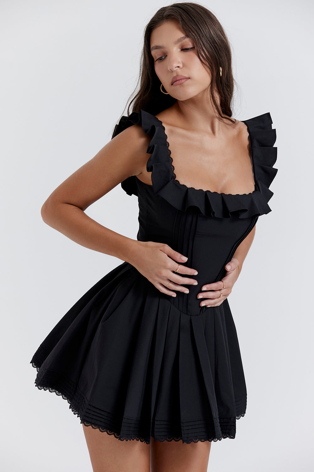 Schwarzes Faltenkleid mit Falten