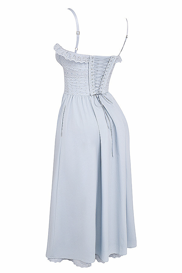 Weiches blaues Broderie Anglaise Midi Sommerkleid